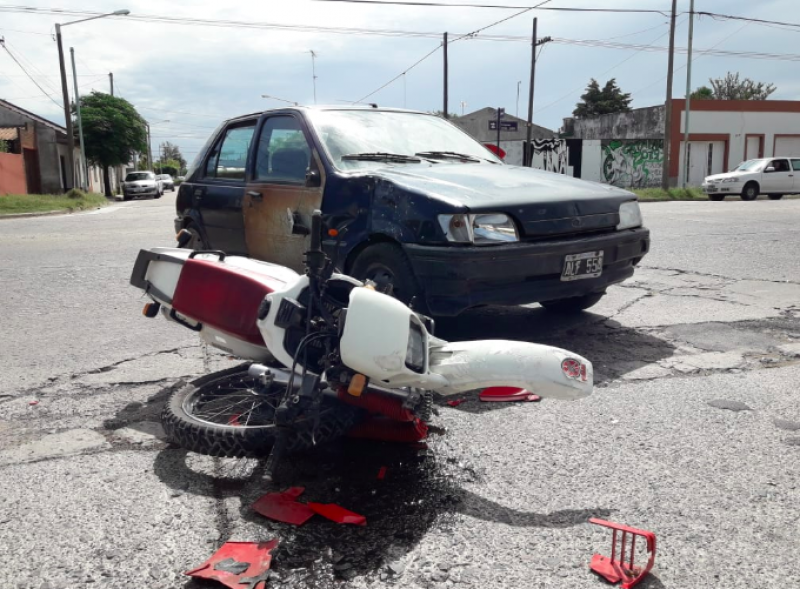 Impactante choque entre un auto y una moto: dos heridos